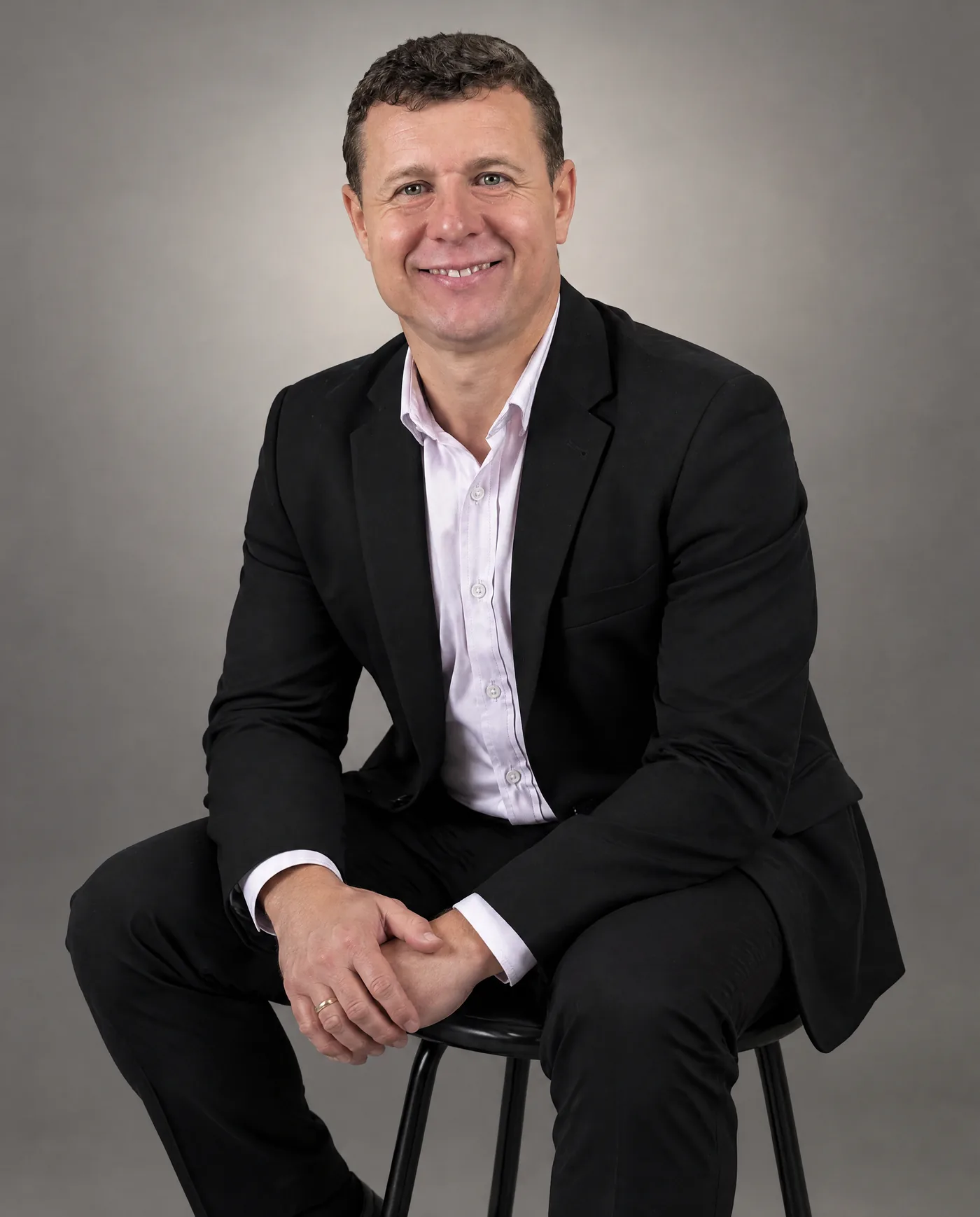 Jero Gómez, sentado y sonriendo