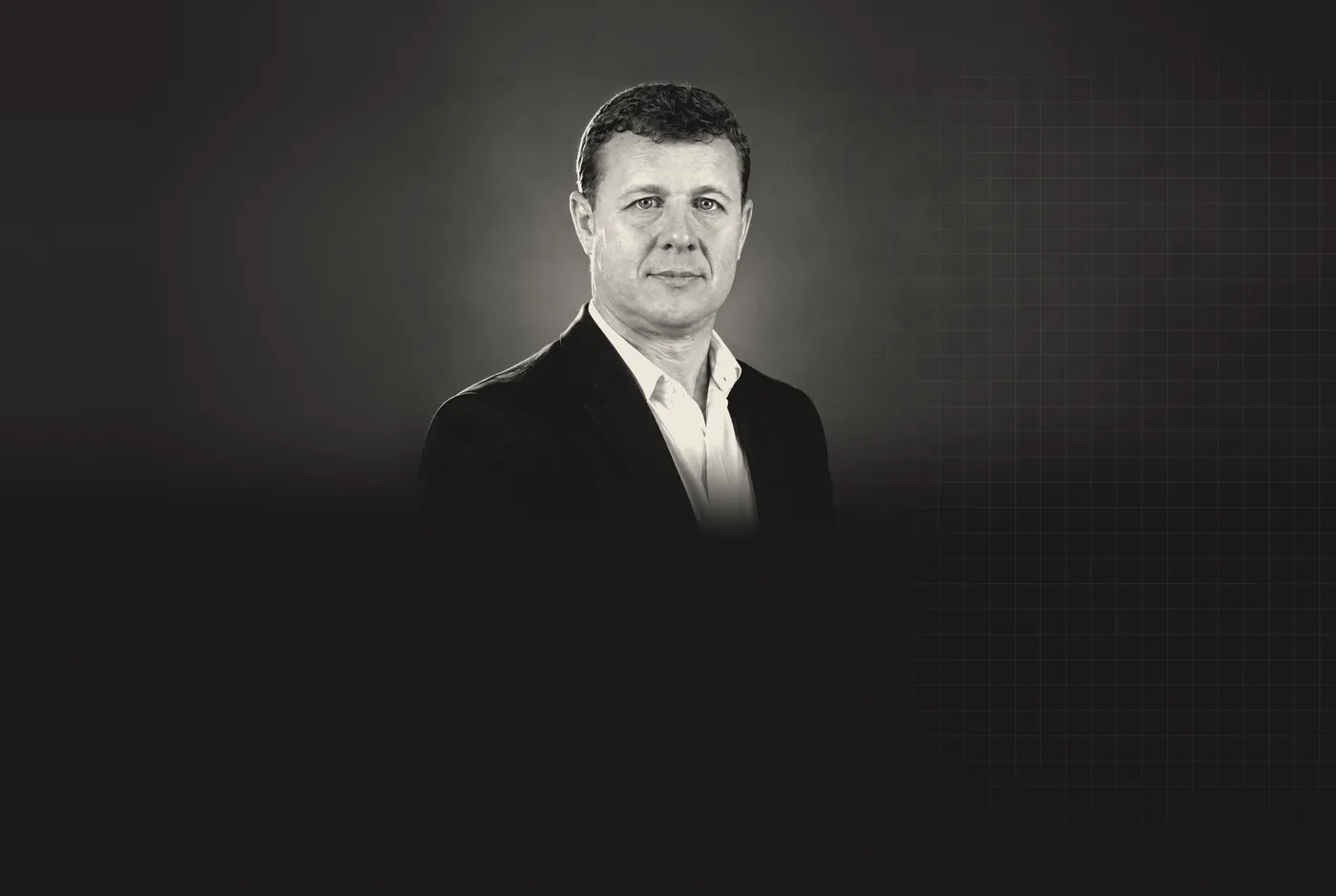 Jero Gómez junto a una cuadrícula de plano